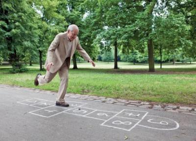 ایستادن روی یک پا؛ آزمایش ساده ای که راز طول عمر و سلامت را آشکار می نماید ایستادن روی یک پا؛ آزمایش ساده ای که راز طول عمر و سلامت را آشکار می نماید